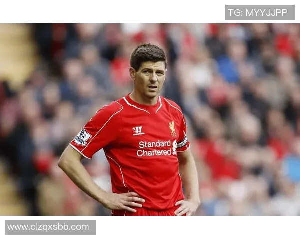 足球巨星瞬间蹲下背后隐藏的故事与深意揭秘