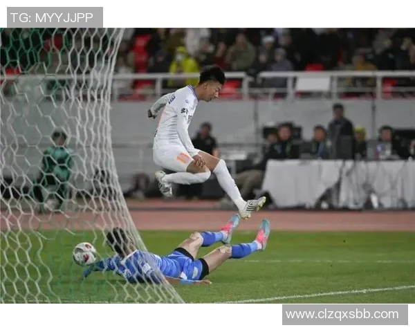 足球巨星聚焦精彩瞬间 展现球场上的激情与荣耀 足球巨星聚焦精彩瞬间 展现球场上的激情与荣耀