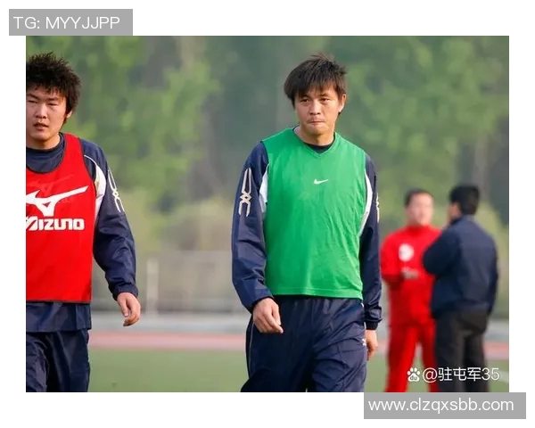 足球球星身穿军装演绎别样风采展现运动与力量的完美融合